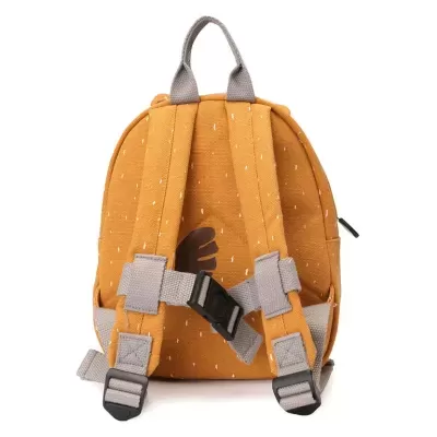 Mochila pequena castanho-avermelhada com alças cinzentas e fecho preto