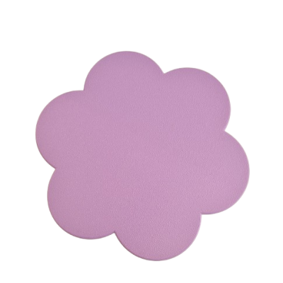 Produto rosa em forma de flor com textura lisa sobre fundo branco