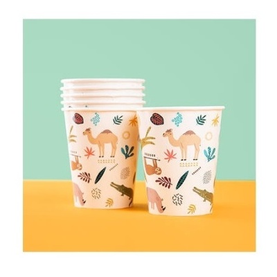 Copos de papel com desenhos de animais e folhas