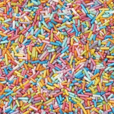 Confeitos coloridos em forma de pequenos cilindros brilhantes