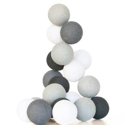 Bolas decorativas em tecidos cinza, branco e preto em pirâmide