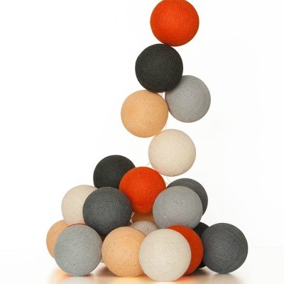 Bolas decorativas coloridas empilhadas em torre sobre fundo branco