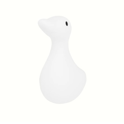 Figura decorativa branca de pato com olhos pretos sobre superfície branca