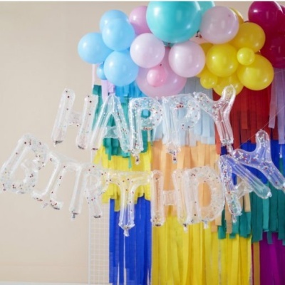 Balões de aniversário coloridos e decorativos com frase HAPPY BIRTHDAY.