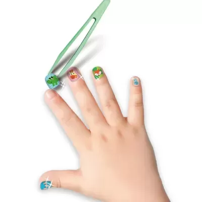 Mão de criança com unhas postiças de animais brilhantes e pinça verde