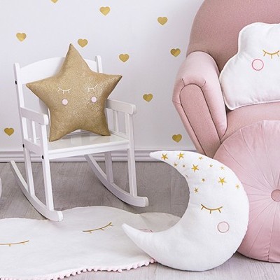Almofadas decorativas forma de nuvem, lua, estrela e redonda cor de rosa numa sala infantil