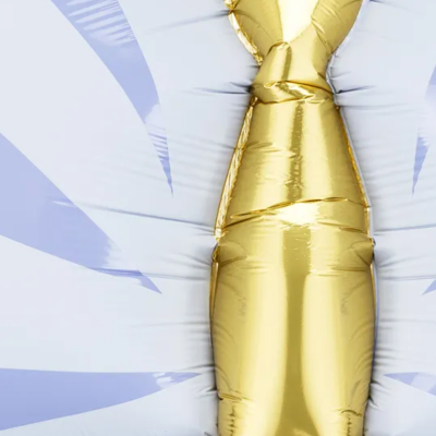 Balão dourado em forma de gravata com fundo azul e branco