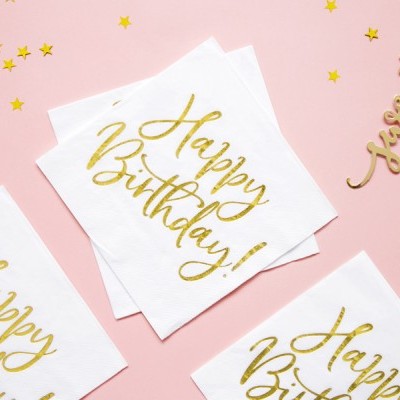 Guardanapos brancos com texto dourado 'Happy Birthday!' sobre fundo rosa com estrelas douradas e decoração 'sweet'.