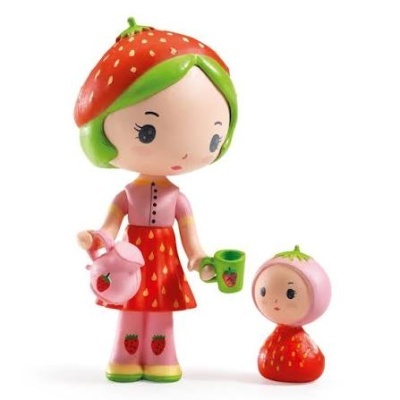Bonecas de plástico com tema de morango, uma maior com vestido vermelho e rosa segurando jarro e chávena, e uma figura menor vestida de morango vermelho