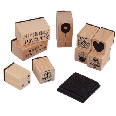 Conjunto de carimbos em madeira com motivos de aniversário e almofada de tinta preta