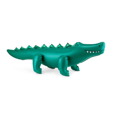 Bóia insuflável verde em forma de crocodilo com dentes brancos e textura de escamas