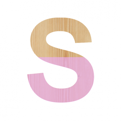 Letra S em madeira com parte superior natural e inferior rosa