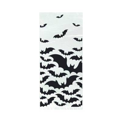 Pano branco com padrão de morcegos pretos