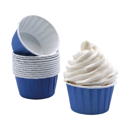 Copos de papel azuis para cupcake com interior branco, um com cupcake e cobertura branca.