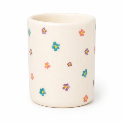 Copo de cerâmica branco com flores coloridas