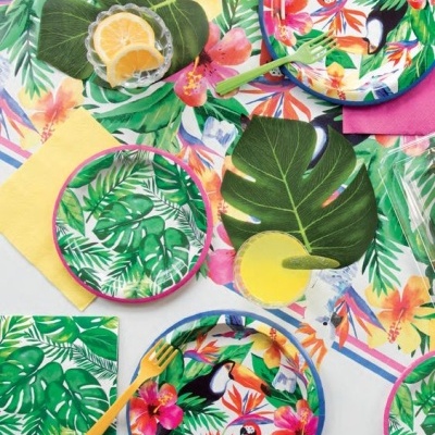 Conjunto de pratos e guardanapos com padrão tropical colorido e talheres de plástico