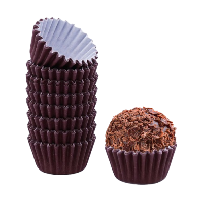 Forminhas de papel castanhas empilhadas com um brigadeiro coberto de chocolate granulado