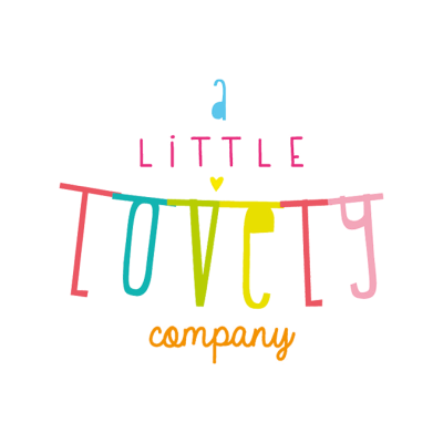 Logotipo colorido com as palavras a LITTLE LOVES company em fundo branco