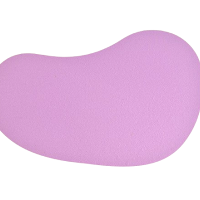 Tapete rosa claro de forma irregular sobre chão branco