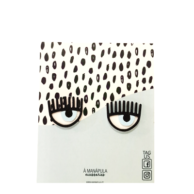 Cartão com padrão preto e branco de manchas e dois olhos desenhados