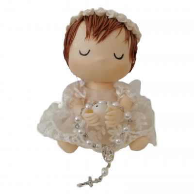 Figura decorativa de bebé em vestido branco segurando terço
