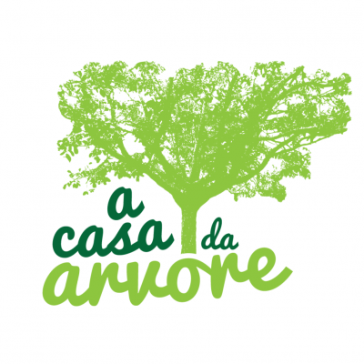 Logotipo de uma árvore verde com texto 'a casa da arvore'