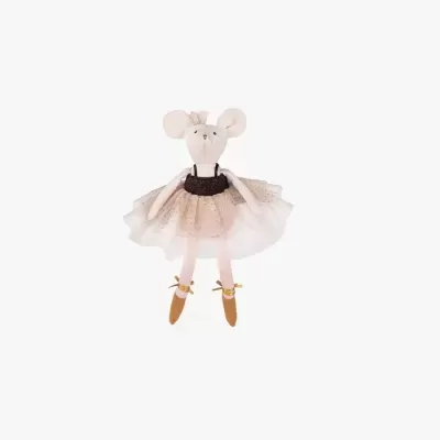 Boneca ratinho em tecido bege com vestido de tule rosa claro e sapatilhas castanhas.