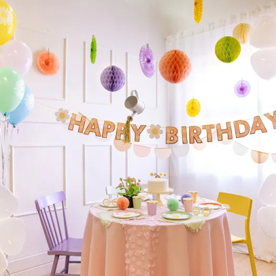 Festa decorada com balões, mesa com bolo e guirlanda HAPPY BIRTHDAY