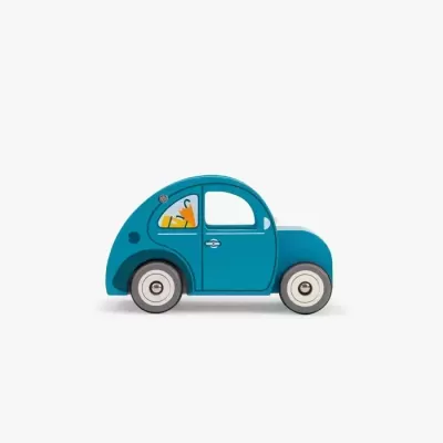 Carro de brinquedo azul em madeira com janelas desenhadas e figura laranja no interior