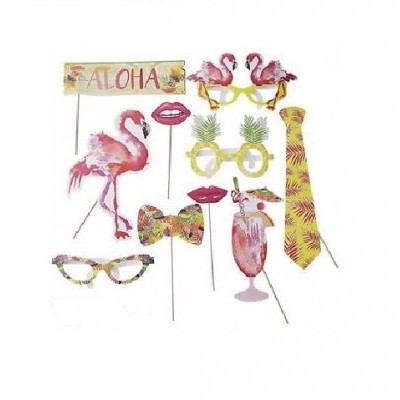 Acessórios para festa tropicais com placa ALOHA, flamingos, óculos temáticos, gravata e copo decorativo.