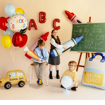 Balões coloridos com texto BACK TO SCHOOL, crianças em roupa escolar e quadro de giz com fórmulas