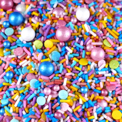 Mistura colorida de confeites em vários formatos e cores