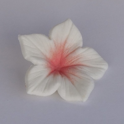 Flor artificial branca com centro rosa e textura de nervuras