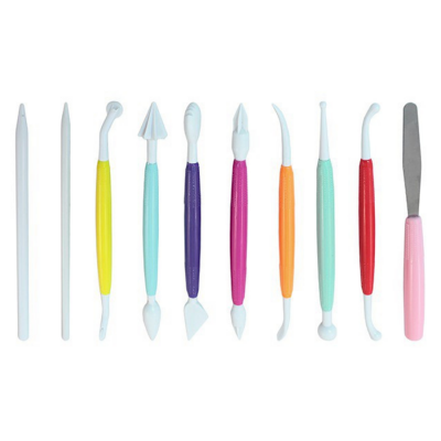 Conjunto de dez ferramentas de modelagem coloridas com pontas brancas e espátula metálica rosa