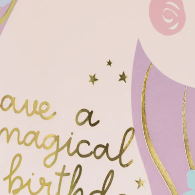 Cartão de aniversário com unicórnio rosa e texto dourado