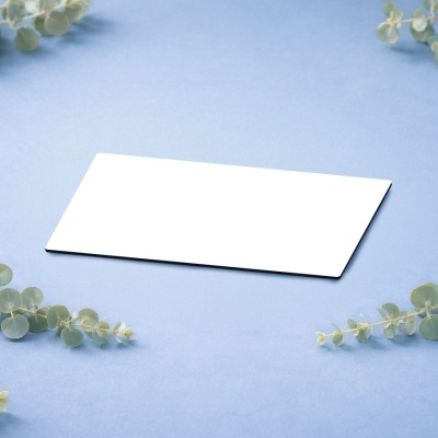 Placa retangular branca em fundo azul com folhas verdes