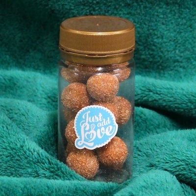 Frasco transparente com bolas doces com açúcar e etiqueta Just add Love