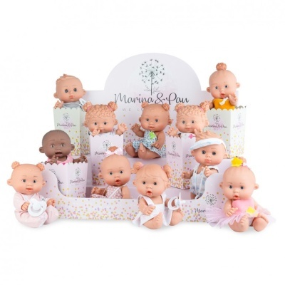 Bonecos bebés em exposição com caixas decoradas e texto Marca Marina & Pau.