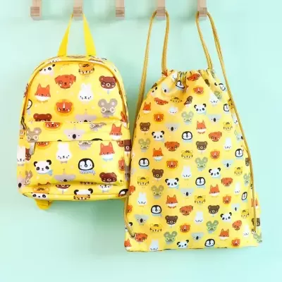Mochila e saco de cordão amarelos com padrão de animais de desenho animado