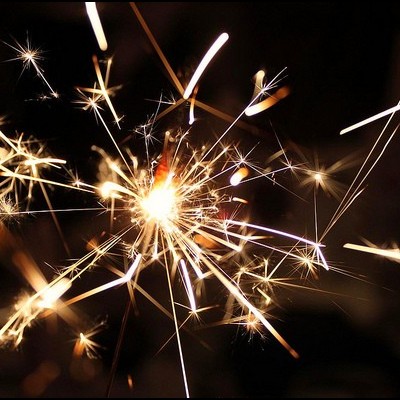 Vara de faísca a brilhar com faíscas em fundo escuro