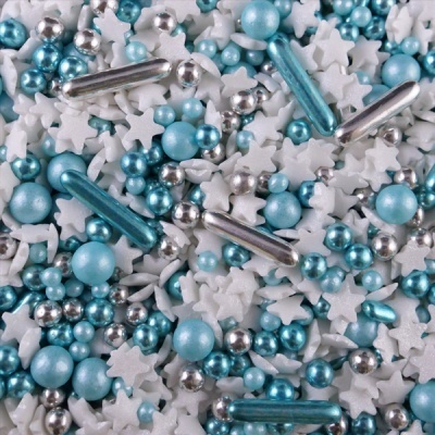 Confeitos decorativos variados em tons de azul, branco e prateado