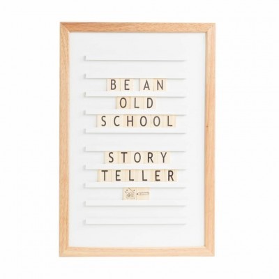 Quadro com moldura de madeira clara e peças de letras em madeira para formar palavras