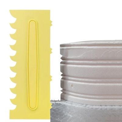 Espátula amarela de plástico com bordas recortadas e cobertura cinzenta texturizada