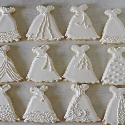 Bolachas em forma de vestidos de noiva decoradas com glacê branco