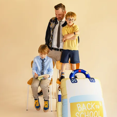 Duas crianças e um adulto com mochila inflável BACK TO SCHOOL