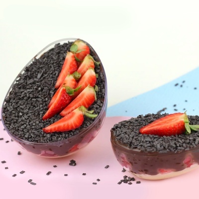 Sobremesas em tigelas transparentes com morangos e chocolate granulado preto