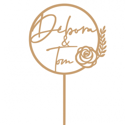 Topo de bolo em madeira clara com texto 'Debora & Tom' e decoração floral