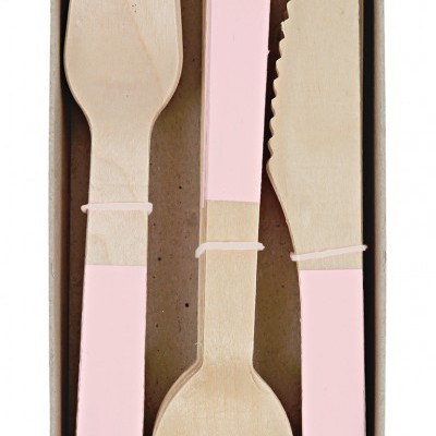 Talheres de madeira com punhos rosa claro em caixa de cartão