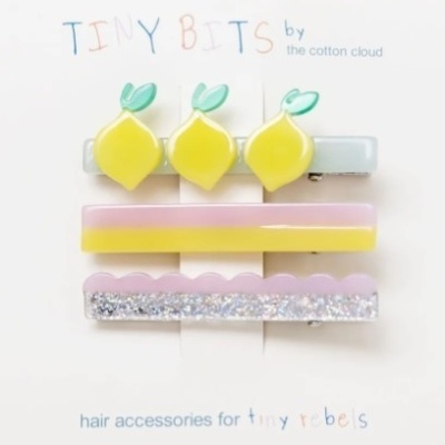 Conjunto de ganchos de cabelo coloridos com forma de limão e glitter em fundo branco