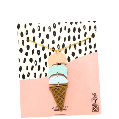 Colar com pendente de gelado colorido em fundo rosa e branco com padrões